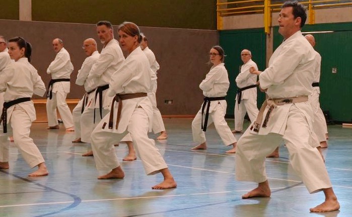 Gemeinsames Karatetraining in der Sporthalle